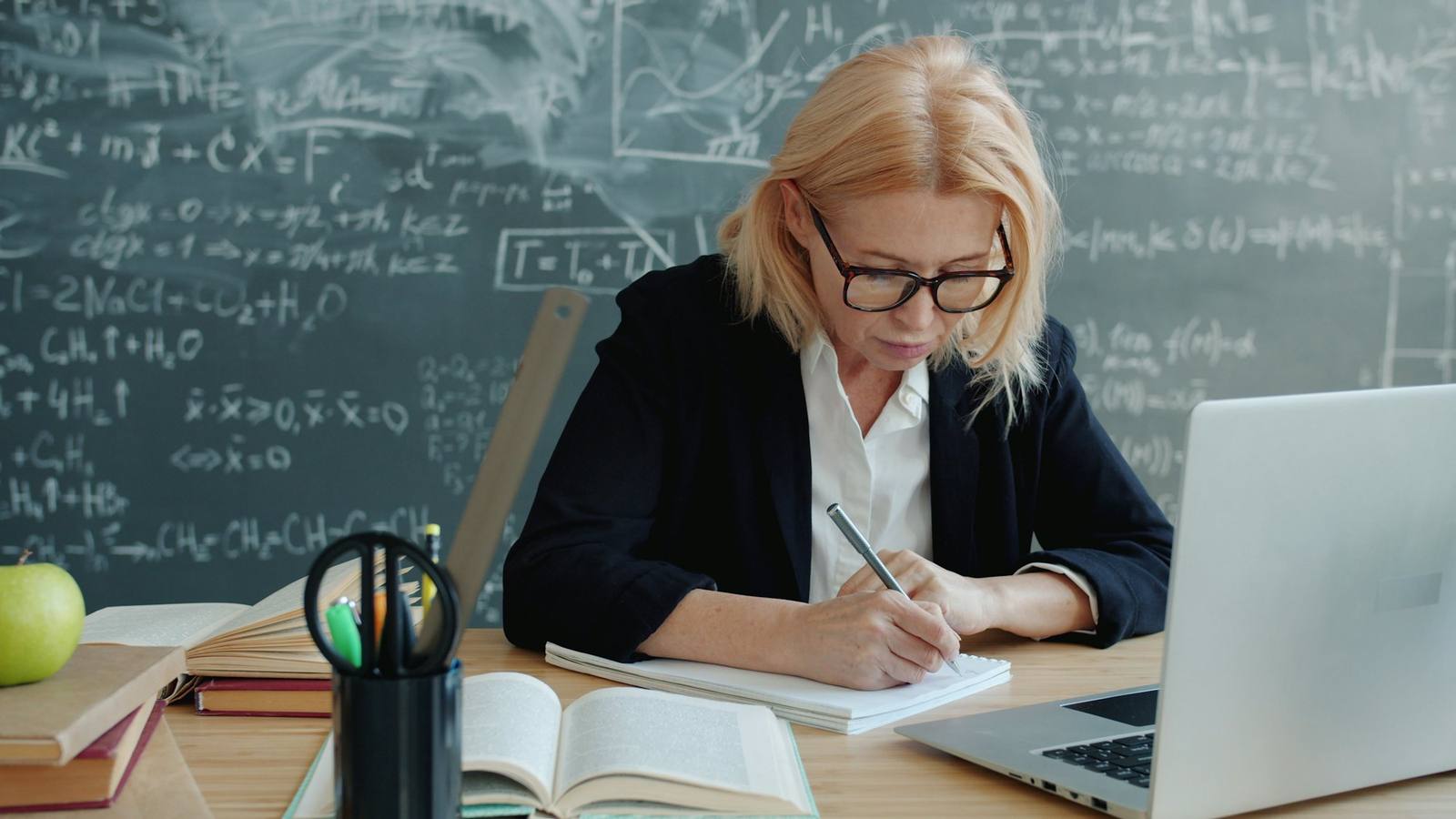 Преподаватель готовит занятие за MacBook